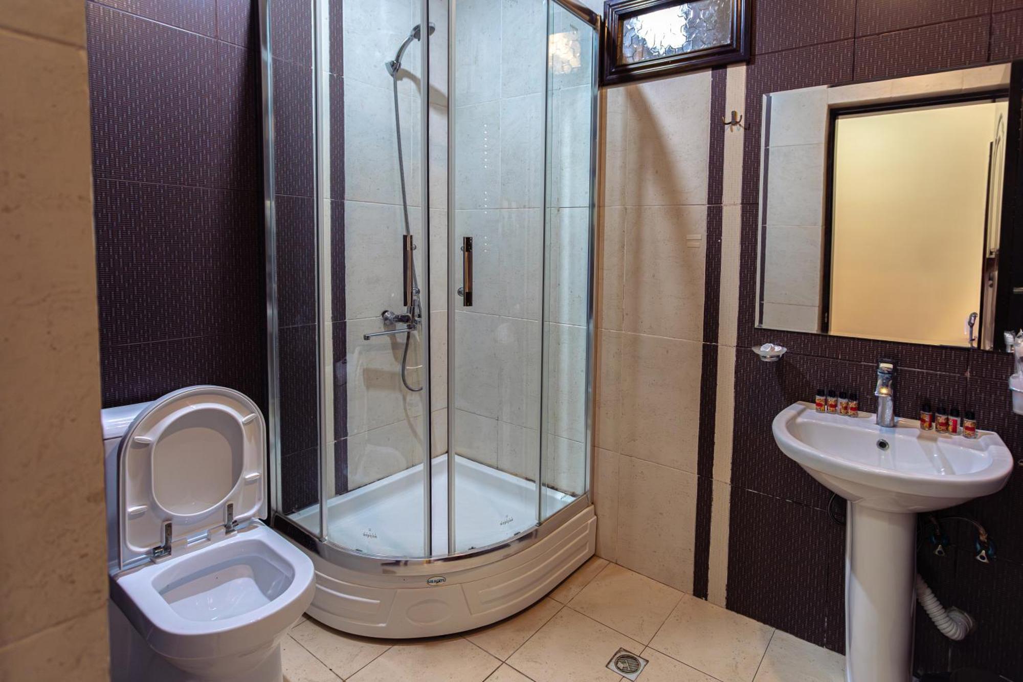 Chabiant Guesthouse Chateau Monolit Ikinci Yeniyol Esterno foto